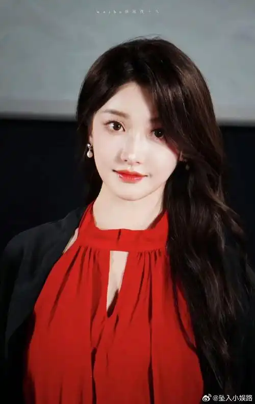 姜贞羽花苞红裙#今天《少年白马醉春风》线下活动姜贞羽一袭红衣真的