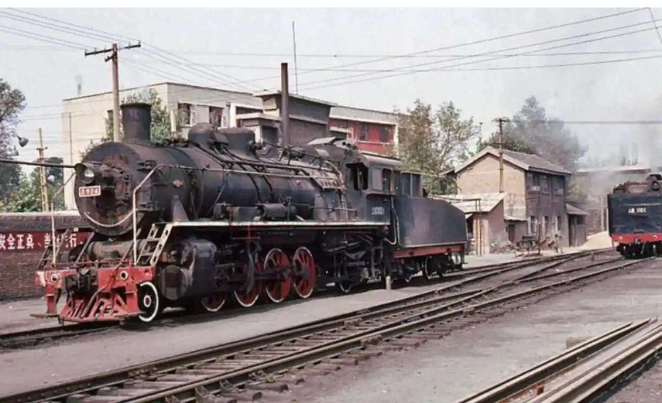 八十年代的西安,一个古老而充满韵味的城市,留下了许多珍贵的老照片.