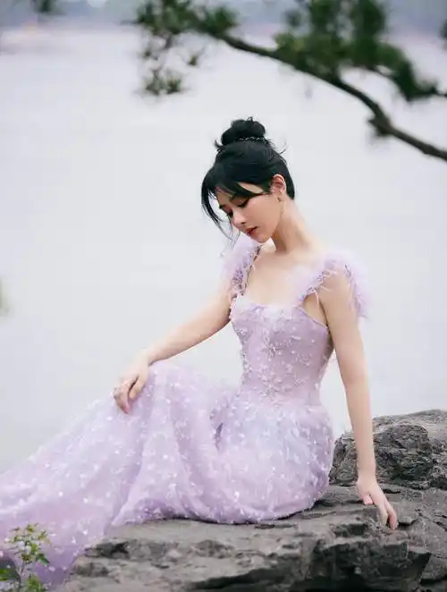 杨紫穿上这条吊带裙就像仙女一样,充满冒险精神,令人着迷.
