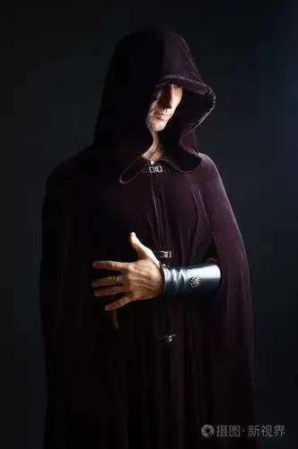 美丽的男人在一个神秘的图像