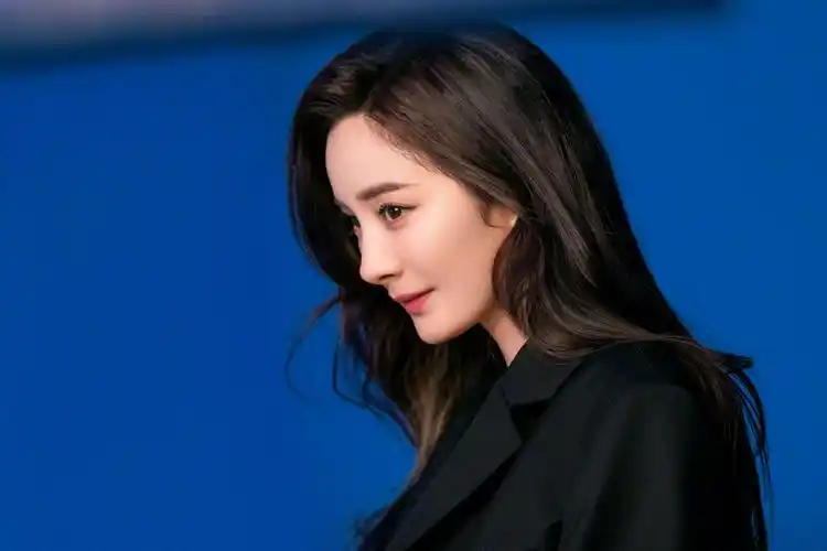 杨幂西装侧颜随拍……|杨幂|侧颜|锦鲤_新浪新闻