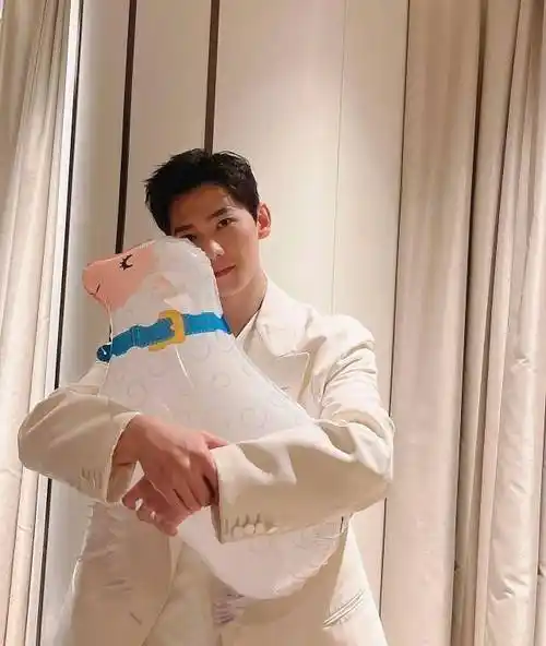 杨洋晒自拍上热搜,素颜状态皮肤好美,戴黑框眼镜像校园里的学长_网友