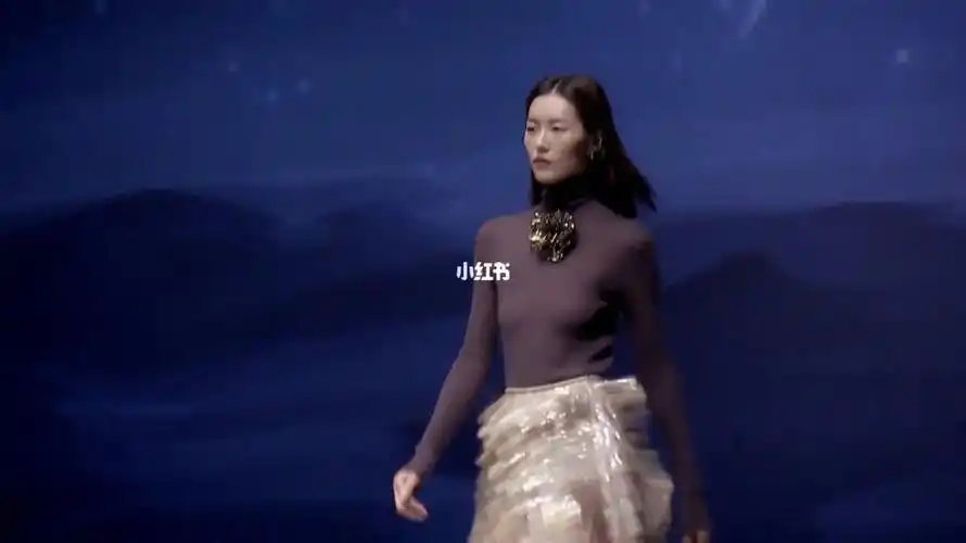 刘雯走秀dazzle2021秋冬敦煌系列秀