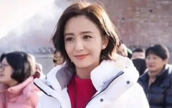 40岁"离婚不分家",事实证明佟丽娅才是真正的人间清醒