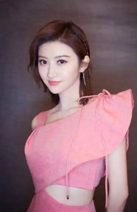 家中大玩薯片袋拍照请看看妆容清爽精致的景甜您是否喜欢