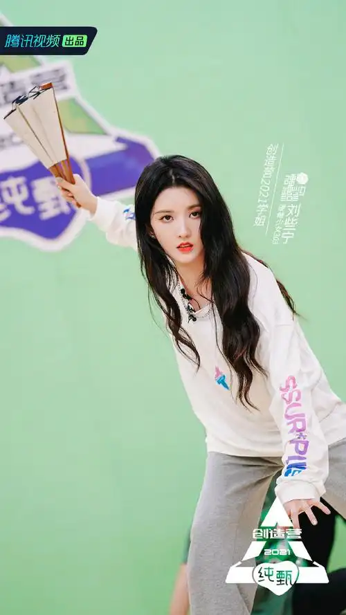 创造营#2021#刘些宁灰白复古长衫造型#舞扇,功夫什么都不在话下,呀沣