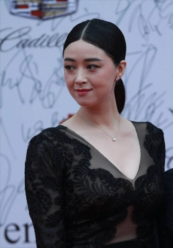 蒋欣太爱穿蕾丝裙看着有点显壮清纯端庄风穿搭更合适