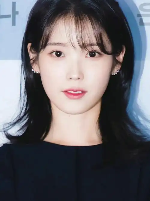 韩国明星iu李知恩佩戴chaumet星圆耳环