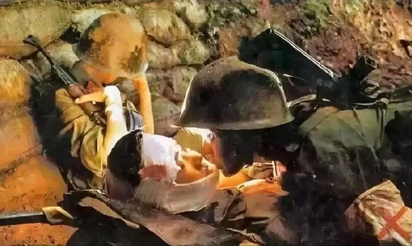 这张名为《死吻》的照片,是在1986年对越防御战中拍摄的.