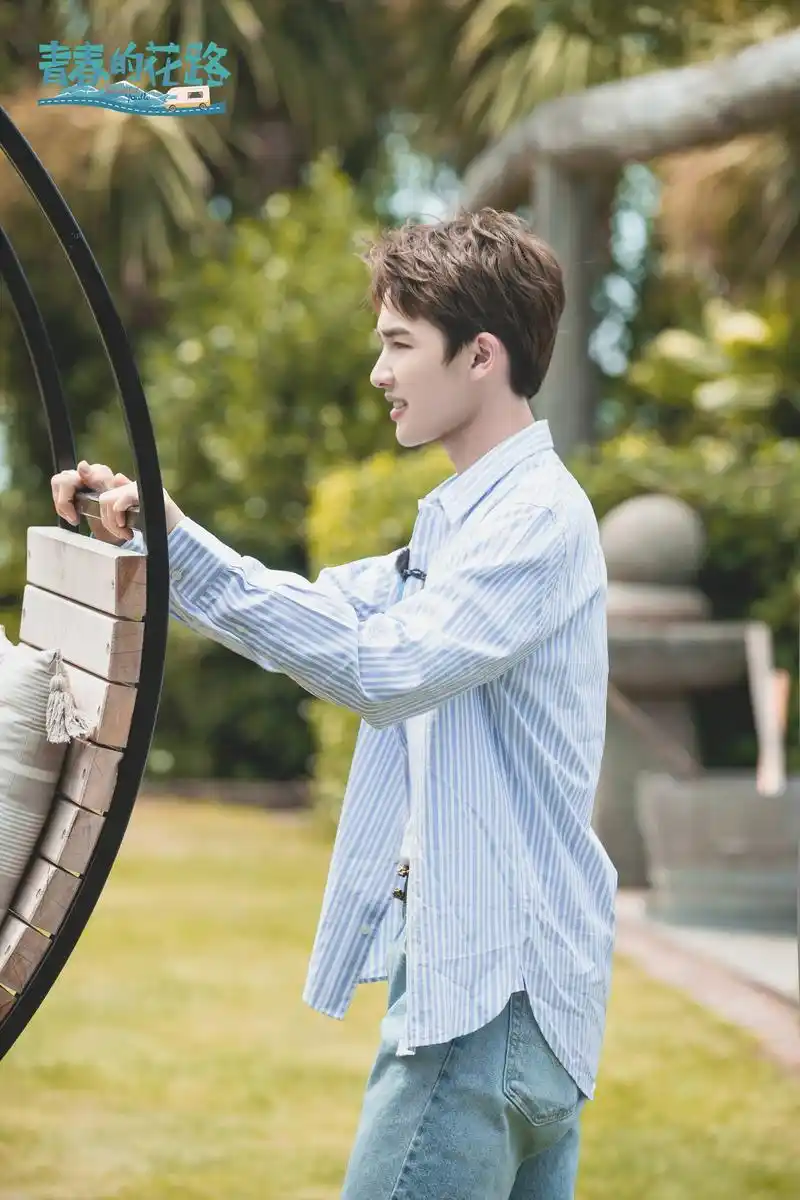 大型哄孩子现场!朱正廷录《青春的花路》温暖贴心