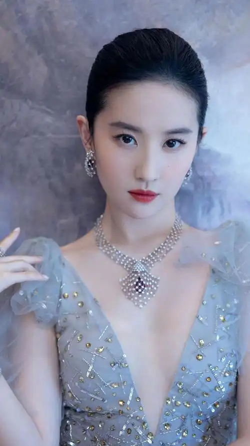 刘亦菲深v亮钻雾蓝纱裙诱人写真