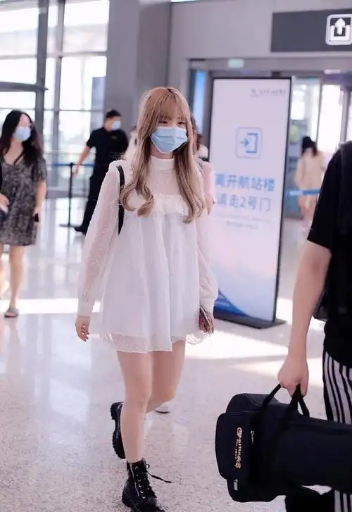 郑乃馨一直以来给人的印象就是清秀甜美,娇小可爱的