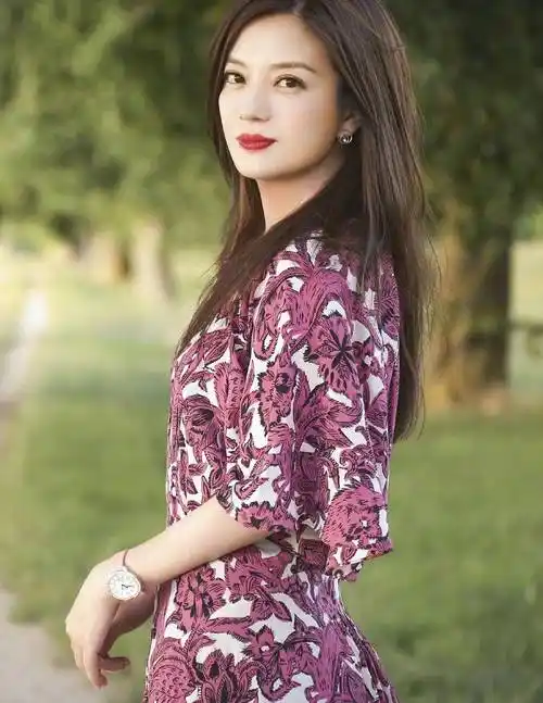 曾开1600万豪车,消失1年的小燕子赵薇,为何手拿身份证现身机场_范冰冰