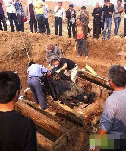 古棺开棺瞬间百年女尸不腐