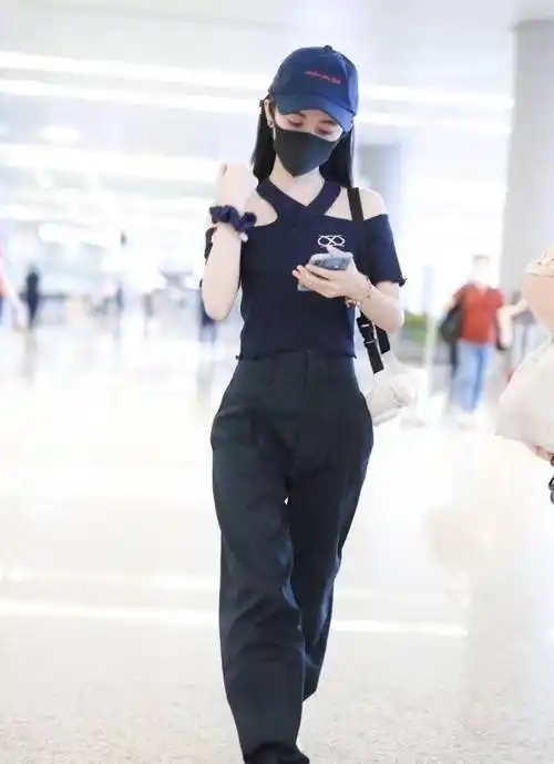 毕竟四千年第一美女的称号也不是白白而来,这一次现身机场,鞠婧祎是