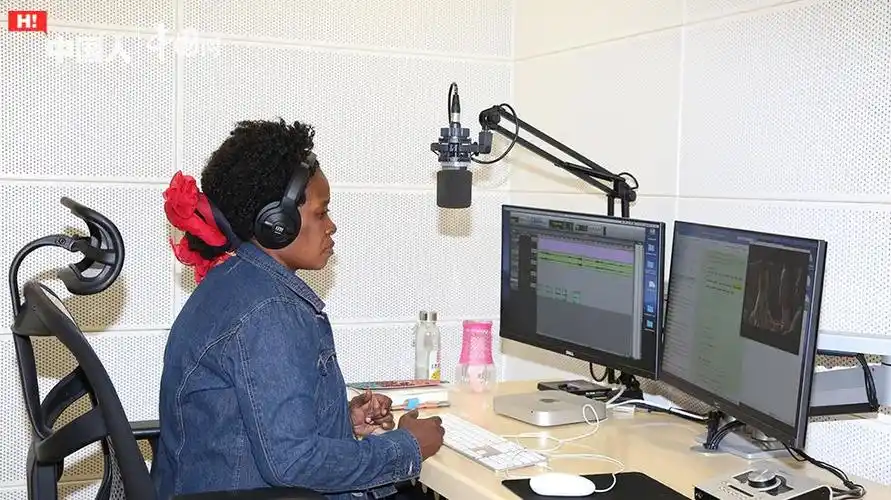 希尔德在配音间准备电视剧配音工作