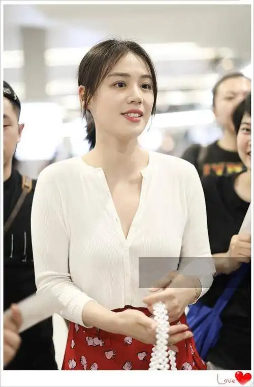 马思纯真会凹身材,普通针织衫穿成深v,网友:真是深不可测