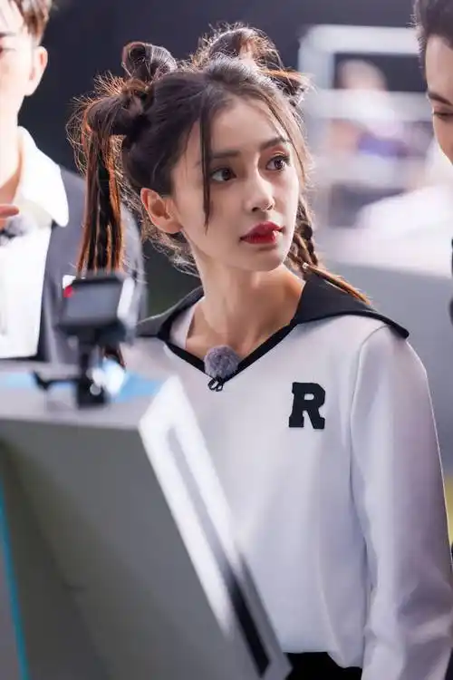 杨颖双马尾配蝴蝶结青春活力笑容甜美元气满满