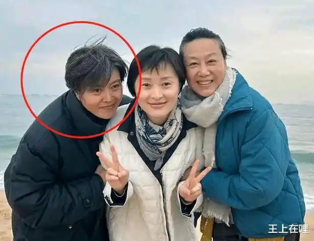 丁嘉丽满头白发至今未婚最后悔捧红孙红雷这个白眼狼