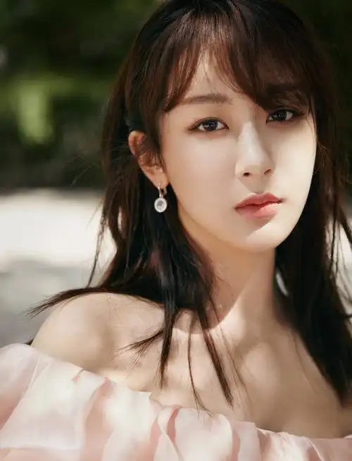 在杨紫晒出的第一张照片中,可以看见杨紫确实是剪掉了很多