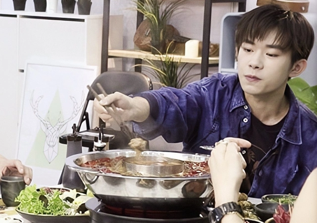 易烊千玺吃火锅,起身夹前面的菜,暴露了其真实的一面