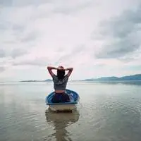 静坐海边观景色带伤感的背影女生头像 女生海边意境唯美头像