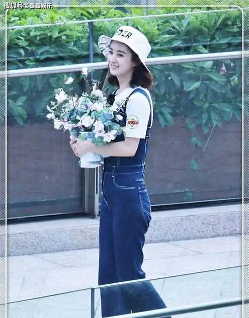 首先,让我们来看看赵丽颖当妈前的身材非常吸睛,她的身高为168cm,体重