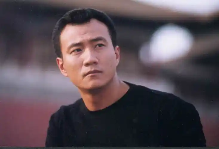 胡军:与初恋女友交往23年,不担心绯闻,婚后儿女双全,幸福美满