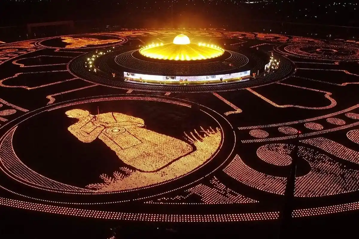 泰国庆祝三宝佛节 泰国法身寺举行点灯仪式庆祝三宝佛节(asalha puja