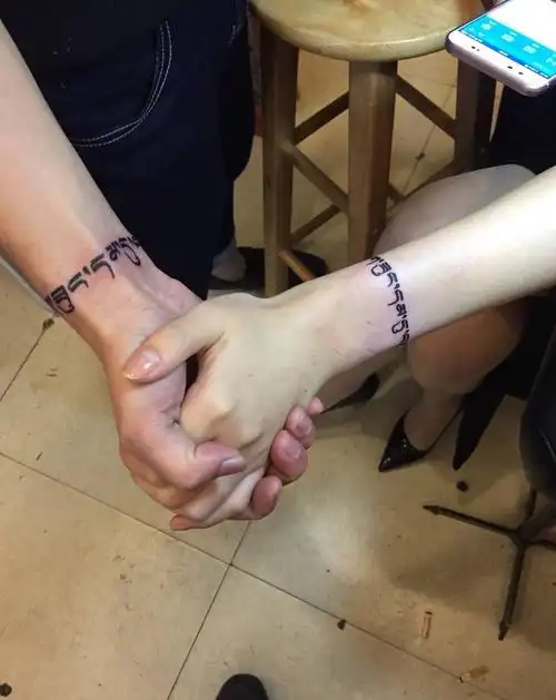 执子之手,与子偕老纹身图片_成品手部手臂传统字符情侣纹身图案