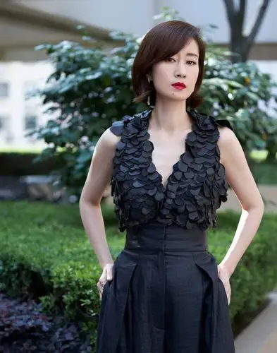 1/ 12 搜狐娱乐讯 刘敏涛最新活动造型大片曝光,深v礼服秀身材.