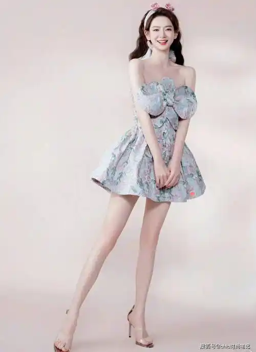 派对氛围感穿搭还得看戚薇,璀璨亮眼,拿捏女人的妩媚和娇俏