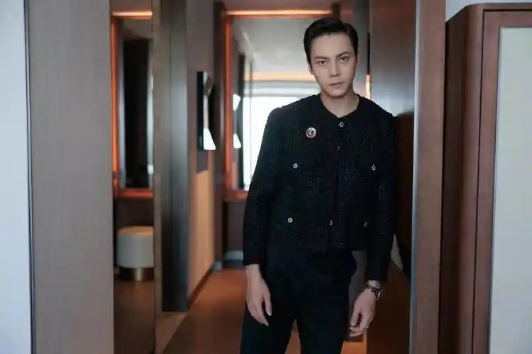 陈伟霆小香风外套搭配黑皮鞋,出席芭莎慈善夜活动精致又帅气