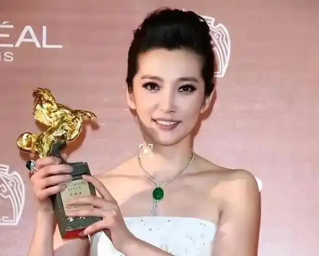 从县城教师到国际巨星,51岁李冰冰近照堪比少女,单身果然养人