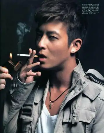 谁有陈冠希穿银色外套抽烟的那张图?