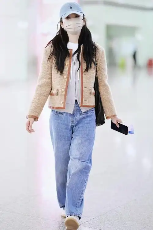 女明星机场穿搭,如何不露脸也能穿得美,不妨看看杨幂和赵露思_网易