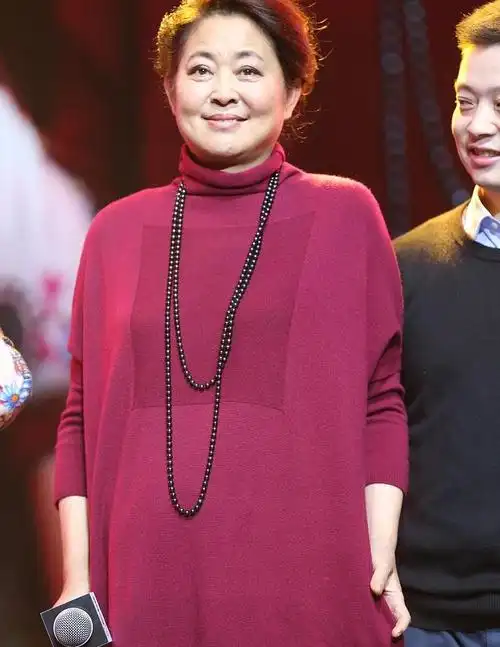 倪萍越老越时髦私服造型藏肉还很有潮范儿比年轻人都会穿