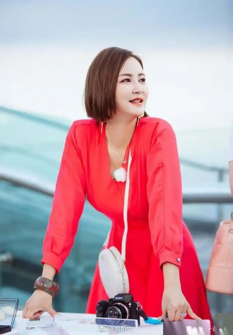 "二姐"张歆艺出游穿搭亮眼