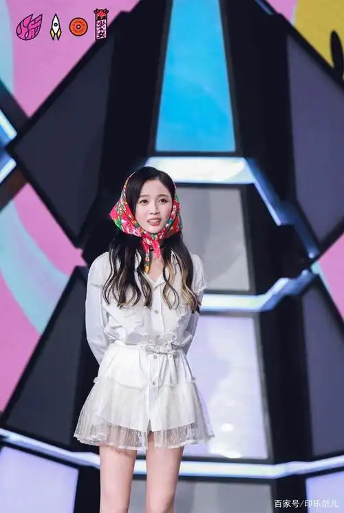 火箭少女101吴宣仪蕾丝衬衫裙突显大长腿亮相快乐大本营