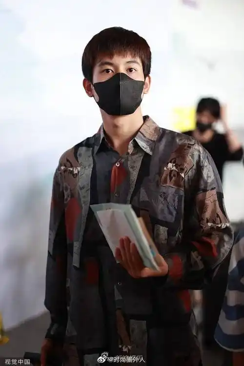 身穿蓝紫色系拼接风印花衬衫搭配黑色短裤……_胡先煦_look_印花