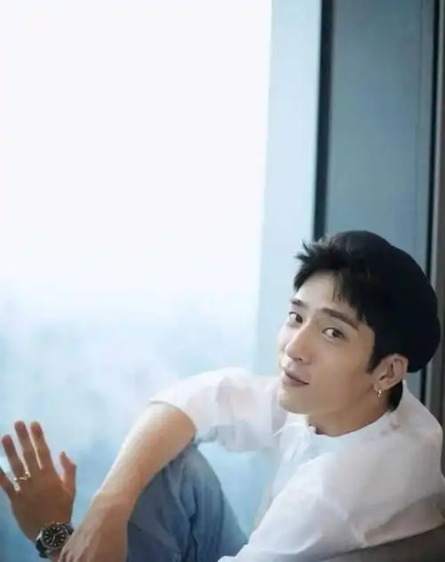 超模刘雯走秀引热议脸部凹陷瘦成骨架子衣服似棕熊