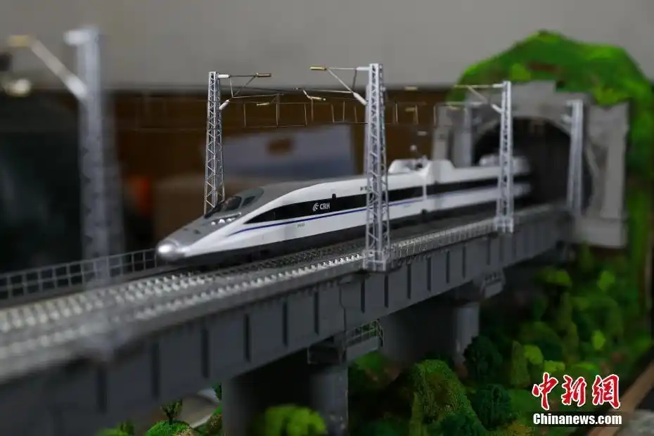 铁路员工制作高铁场景模型 "致敬"渝贵铁路通车