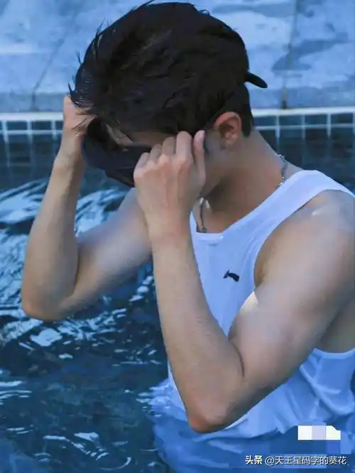 肖战泳池写真,身上汗毛,胡茬,尽显男友力,试问谁能扛的住_胳膊_身材