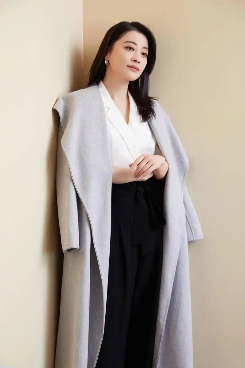 原创梅婷真是气质型女神衬衫裙搭条针织披肩现身也能美得高雅大气