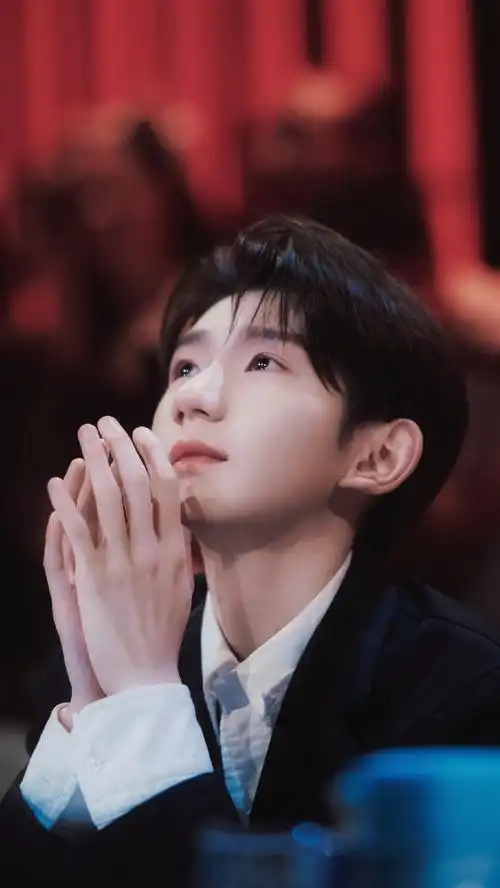 绛气#【王源眼神】回想起每次与王源的相见,首先想起的就是他的眼睛