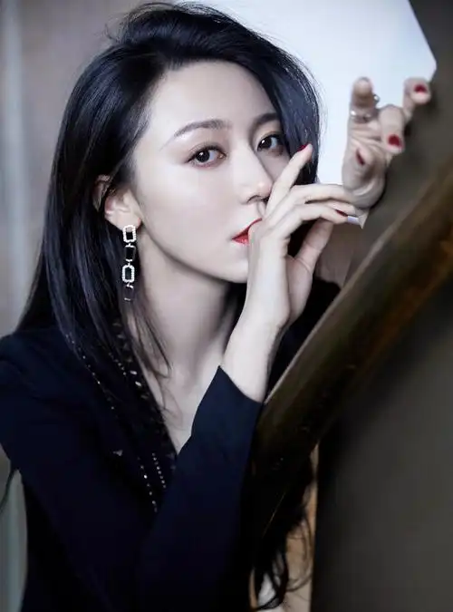 原创黄梦莹身材"真馋人"!穿深v领黑裙美出新高度,配红唇更显气质