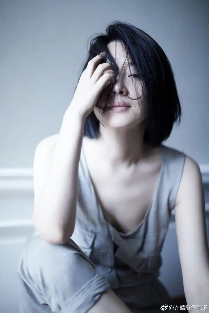 49岁许晴换发型少女感惊艳,剪波波头造型减龄20岁,不再是老阿姨