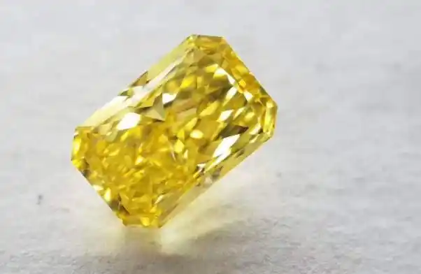 黄钻石属于钻石品种之一,其主要成分是碳元素,但是有部分氮原子取代了