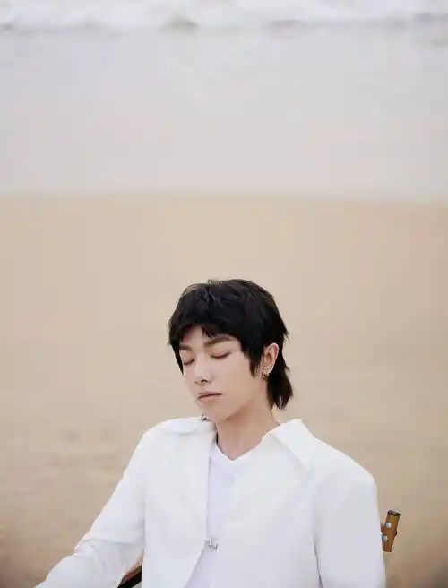 华晨宇最新活动透露王牌对王牌阵容,海边写真气质清爽少年感十足_歌迷