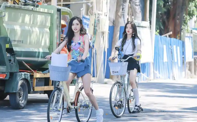 同穿短裤骑车,吴宣仪美腿很瞩目,却被穿中筒袜的杨超越"秒杀"_美女_好